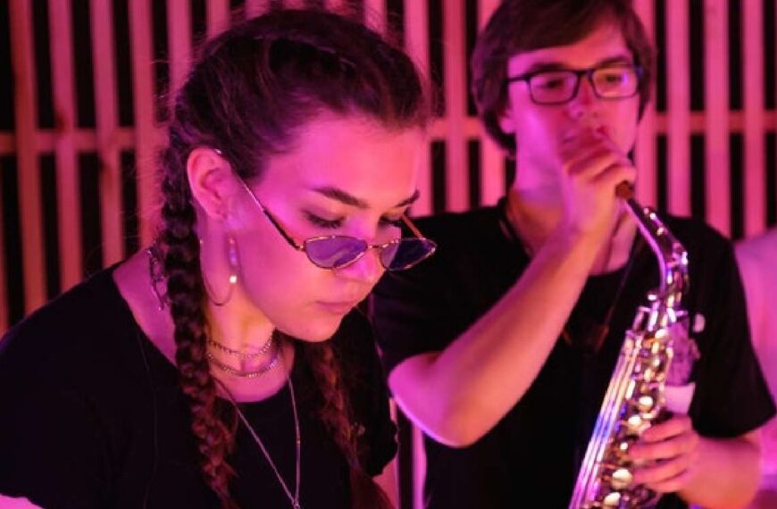 ചലനാത്മക വ്യവസായ രംഗത്ത് ഫാഷൻ പ്രവണതകളെ സ്വാധീനിക്കുക, പ്രചോദിപ്പിക്കുക, പരിവർത്തനം…