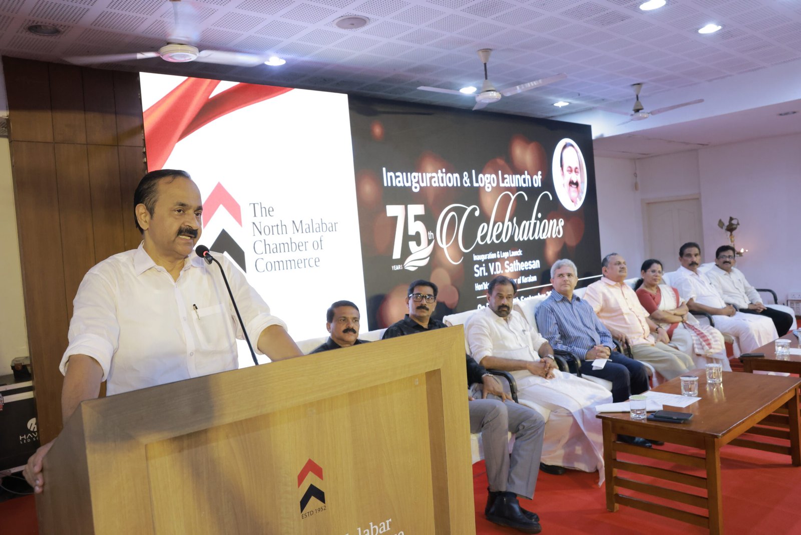 വ്യാപാരികളും വ്യവസായികളും ശത്രുക്കളല്ല, ബന്ധുക്കള്‍: മുഖ്യമന്ത്രി